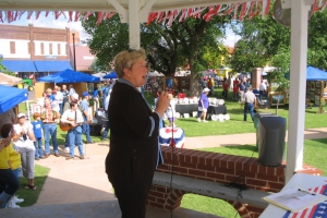 Lt. Gov. Jari Askins addressing the crowd of people at the 2009 Arts on the Square last Memorial Day Weekend.